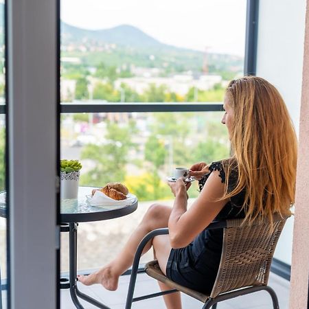 Sweet Home Apartman , 30Sqm Studio, Free Private Parking, Mountain View, Balcony, 20 Min From Downtown ブダペスト エクステリア 写真