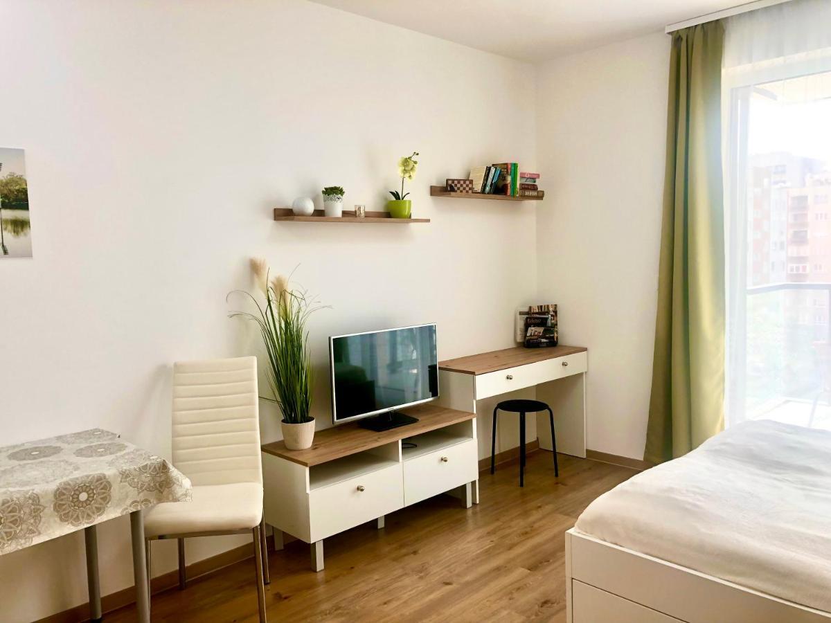 Sweet Home Apartman , 30Sqm Studio, Free Private Parking, Mountain View, Balcony, 20 Min From Downtown ブダペスト エクステリア 写真