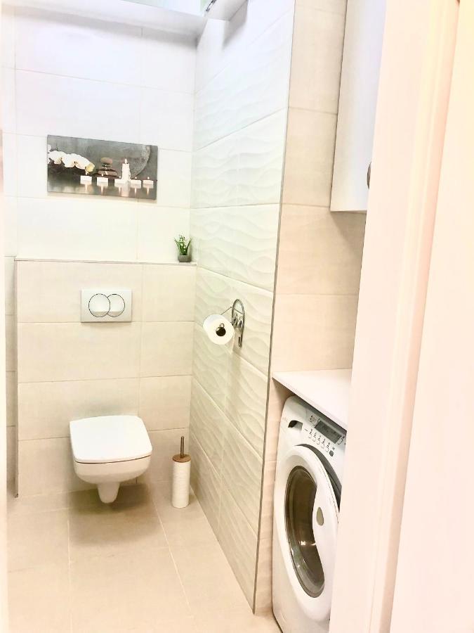 Sweet Home Apartman , 30Sqm Studio, Free Private Parking, Mountain View, Balcony, 20 Min From Downtown ブダペスト エクステリア 写真