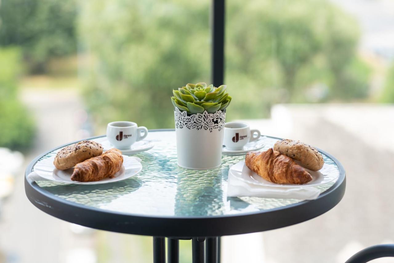 Sweet Home Apartman , 30Sqm Studio, Free Private Parking, Mountain View, Balcony, 20 Min From Downtown ブダペスト エクステリア 写真