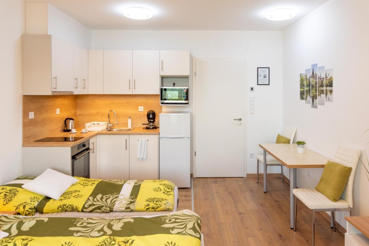 Sweet Home Apartman , 30Sqm Studio, Free Private Parking, Mountain View, Balcony, 20 Min From Downtown ブダペスト エクステリア 写真