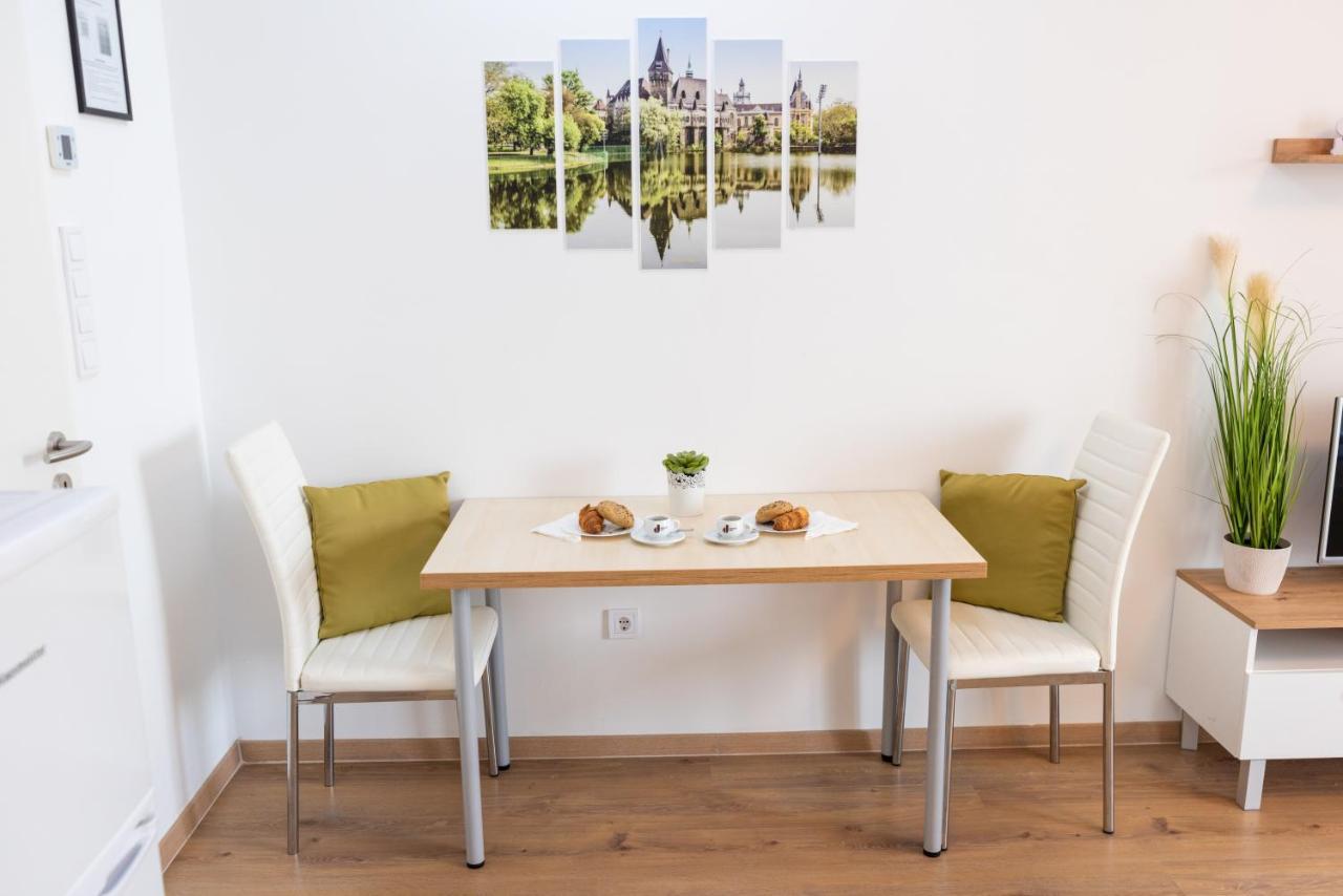Sweet Home Apartman , 30Sqm Studio, Free Private Parking, Mountain View, Balcony, 20 Min From Downtown ブダペスト エクステリア 写真