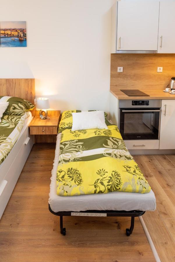 Sweet Home Apartman , 30Sqm Studio, Free Private Parking, Mountain View, Balcony, 20 Min From Downtown ブダペスト エクステリア 写真