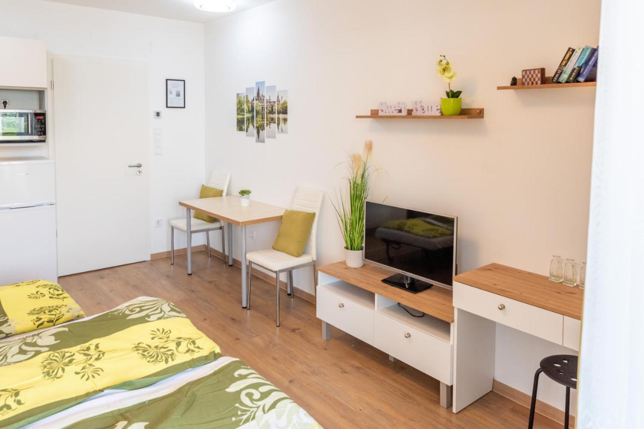 Sweet Home Apartman , 30Sqm Studio, Free Private Parking, Mountain View, Balcony, 20 Min From Downtown ブダペスト エクステリア 写真
